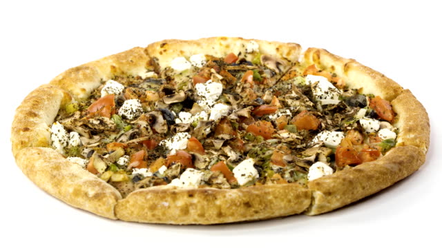 rotierende-leckere-Pizza-auf-weißem-Hintergrund