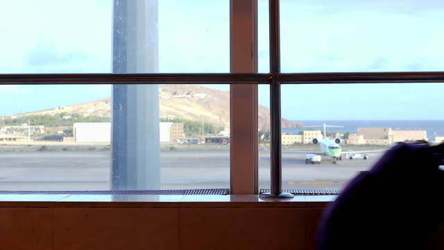 Mann-zu-Fuß-hin-und-her-mit-Carry-auf-Gepäck-am-Las-Palmas-Flughafenterminal