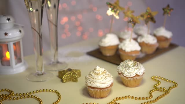 Holiday-party-table.-Glitter-gold-cupcakes-for-New-years