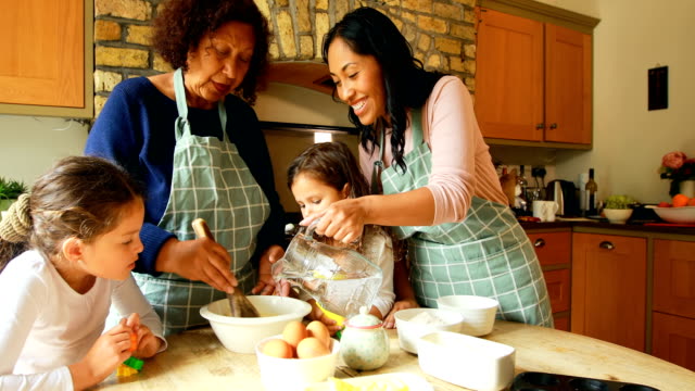 Geschwister,-die-Zubereitung-von-Speisen-mit-Familie-in-Küche-4k