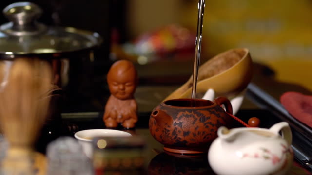 Tee-Zeremonie.-Keramik-Geschirr-auf-dem-Tisch