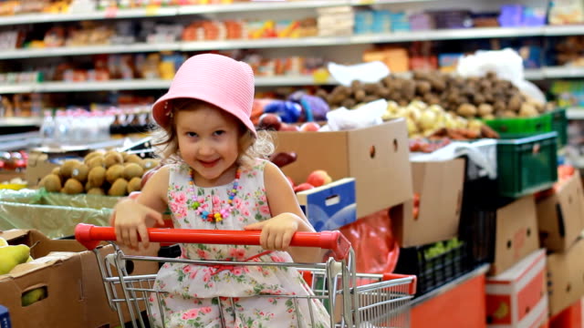 Ladenrabatte.-Ausverkauf.-Kindermädchen-in-einem-Supermarkt-sitzt-in-einem-Einkaufswagen