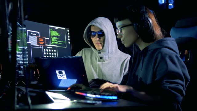Dos-hackers-están-trabajando-y-haciendo-un-alto-cinco