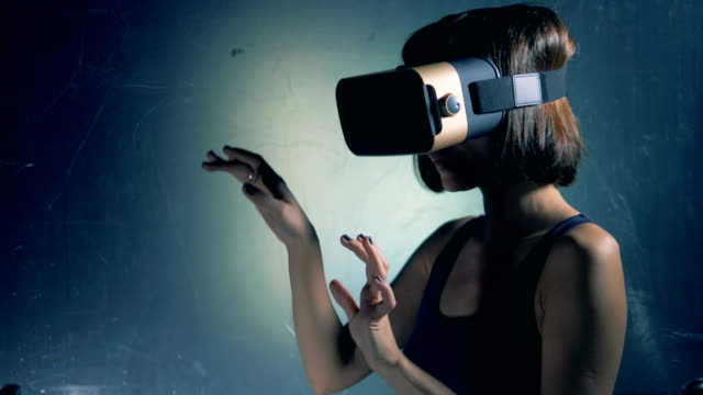 Wand-mit-projizierten-Informationen-und-ein-Mädchen-in-VR-Brille-neben-ihr