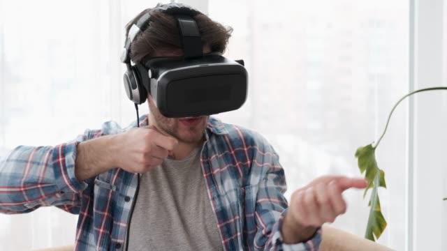 Hombre-jugando-juego-de-disparos-VR