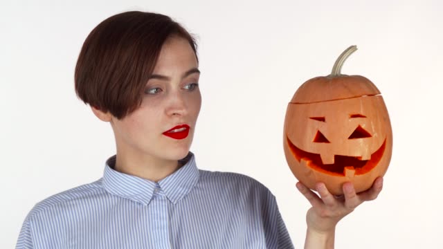 Junge-Frau-sieht-schockiert,-posiert-mit-Halloween-geschnitzt-Ende