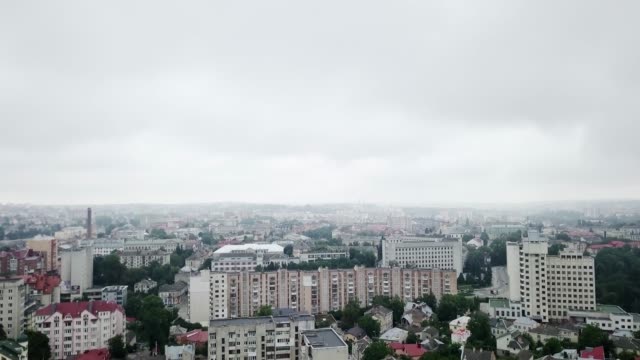 Vista-aérea-de-la-ciudad-con-estilo-soviético-socialista-de-construcción-en-el-día-nublado.-Edificios-fueron-construidos-en-la-Unión-Soviética.-La-arquitectura-parece-la-mayoría-de-las-ciudades-de-cercanías-post-soviéticas.