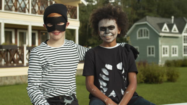 Porträt-zweier-Jungen-in-Halloween-Kostümen