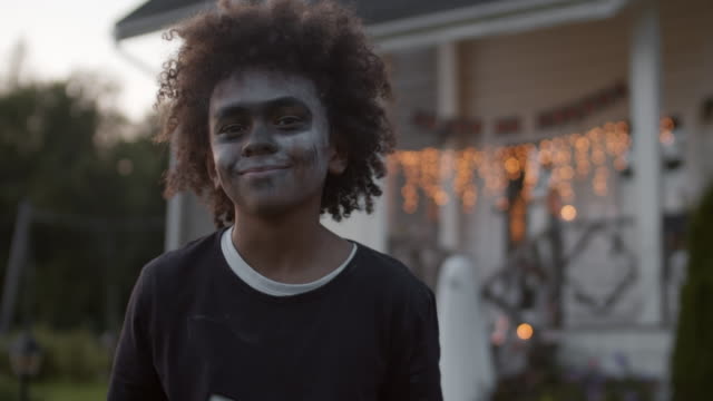 Porträt-von-afrikanischen-Jungen-tragen-Halloween-Kostüm