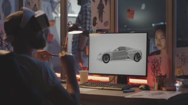 Hombre-modelando-coche-en-la-computadora