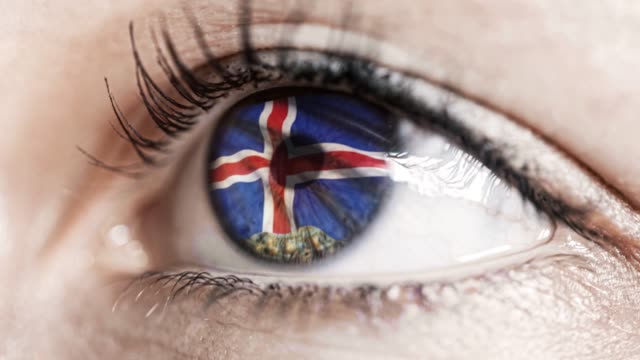 mujer-ojo-verde-en-primer-plano-con-la-bandera-de-Islandia-en-el-iris-con-el-movimiento-del-viento.-concepto-de-vídeo