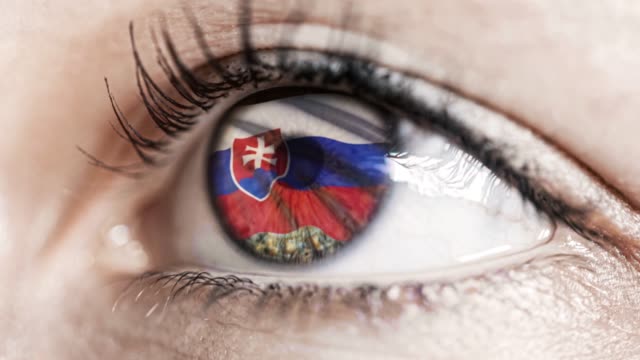 mujer-ojo-verde-en-primer-plano-con-la-bandera-de-Eslovaquia-en-el-iris-con-el-movimiento-del-viento.-concepto-de-vídeo