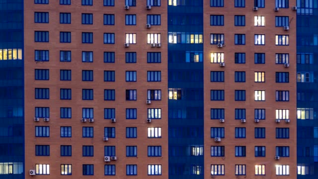 Beleuchtete-Fenster-des-Wohnhauses,-von-Tag-zu-Nacht,-Zeitraffer