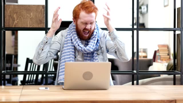 Frustrated-Man-Screaming,-Working-on-Laptop-in-Office