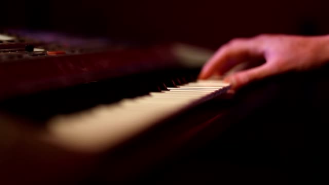 Musiker-die-Hände-auf-der-Klaviertastatur