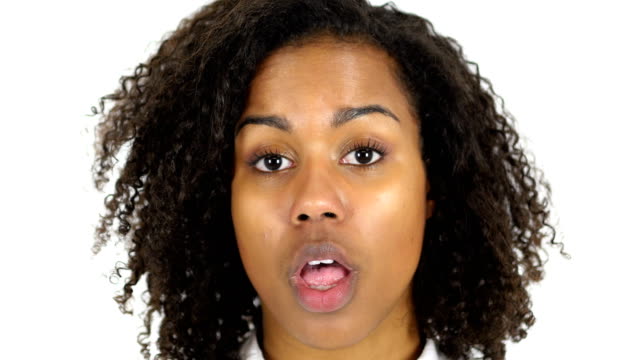 Black-Woman-in-Schock,-Gesicht-Close-Up,-weißer-Hintergrund