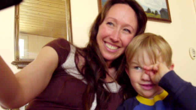 Junge-ist-nicht-wirklich-in-die-Aufnahme-Selfie-mit-Mama