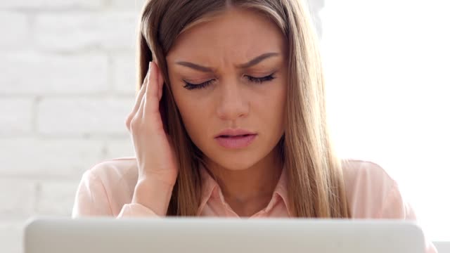 Kopfschmerzen,-müde-Mädchen-Online-arbeiten