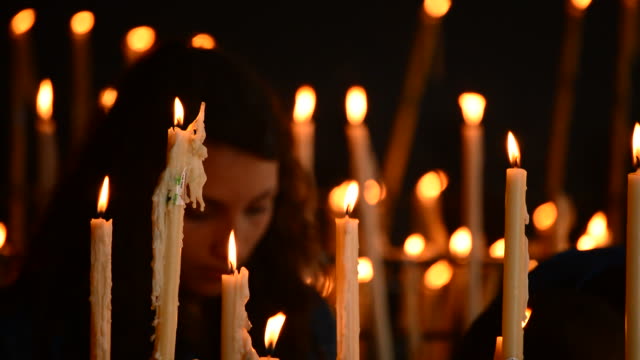 Candles-and-people-at-candlestick