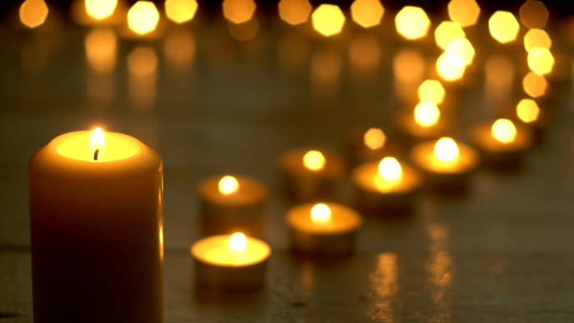Kerzen-brennen-Lichter-für-romantische-Thema