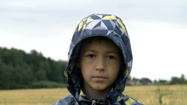 Flüchtling-Junge-schaut-mitleidig-die-Kamera-Obdachloser-junge,-Schmerzen-im-Gesicht