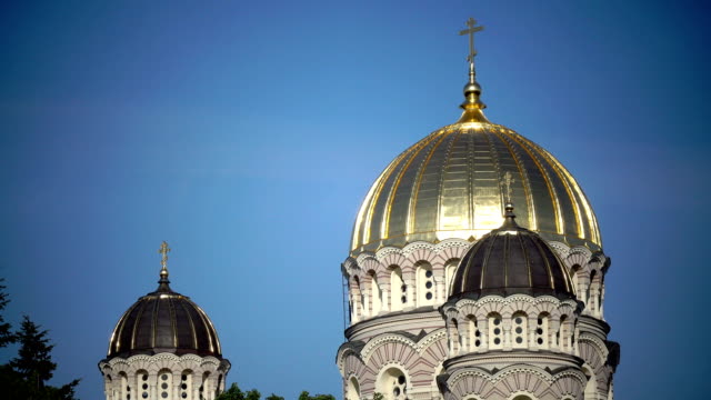 Natividad-de-la-Catedral-de-Christ,-Riga,-Letonia-fue-construida-para-diseño-de-Nikolai-Chagin-y-Robert-Pflug-en-un-estilo-Neo-Byzantine-entre-1876-y-1883,-durante-el-período-cuando-el-país-era-parte-de-Imperio-ruso,
