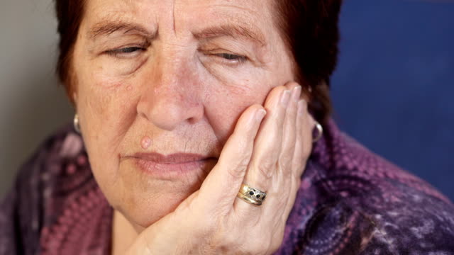 Closeup-Portrait-Of-An-Old-Woman-sad-and-pensive-at-Home:-Thoughtful-Elderly