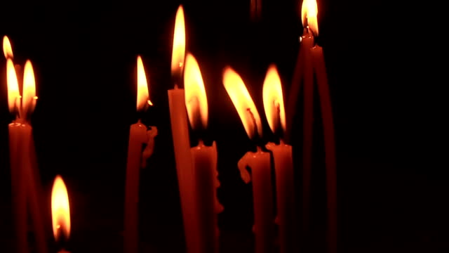 Kerzen-brennen-in-der-orthodoxen-Kirche-während-Ostern-holliday