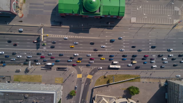Russland-Moskau-sonnigen-Tag-Verkehr-Straße-Kreuzung-Antenne-nach-unten-Panorama-4k-hyper-Zeitraffer