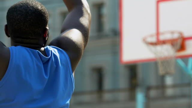 Entrenador-de-baloncesto-demostrando-limpio-tiro-al-aro,-estilo-de-vida-saludable,-la-energía