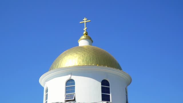 Kuppel-mit-einem-Kreuz-orthodoxe-Kirche-gegen-den-Himmel