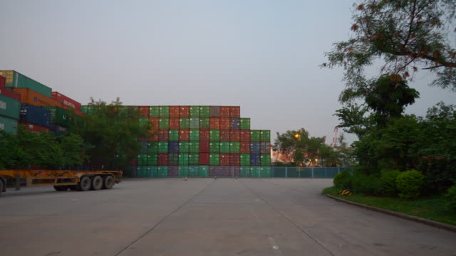 Crepúsculo-tiempo-ciudad-de-shenzhen-tráfico-puerto-contenedor-terminal-panorama-4k-china