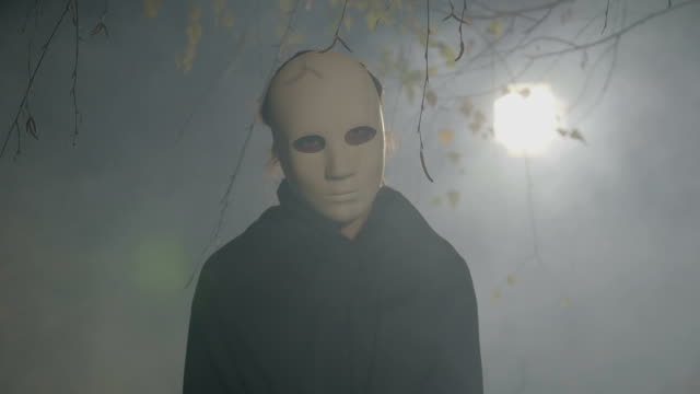 Halloween-Porträt-eines-erschreckenden-Zombies-bedeckte-sein-Gesicht-mit-einer-Maske,-neigen-den-Kopf-beim-Betrachten-der-Kameras