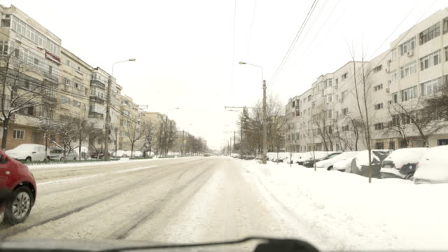 Winterwetter-unterwegs-Auto---Schnee-fallen