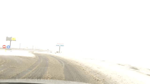 clima-de-invierno-en-el-camino-de-la-auto---cae-nieve