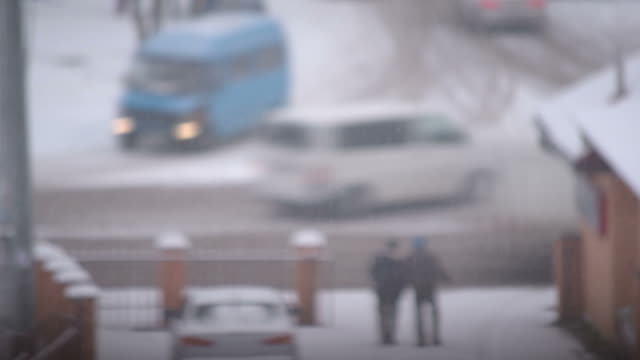 Time-lapse-of-a-blurred-wintry-road-in-a-city