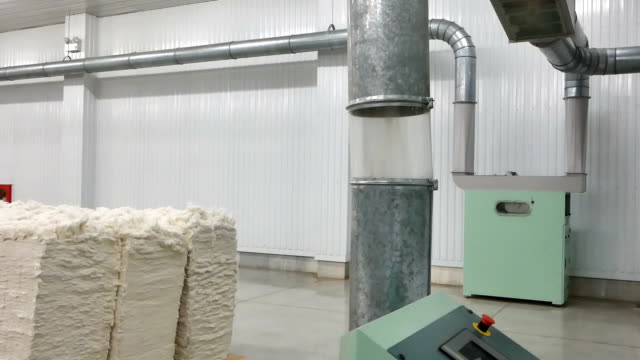 kardieren-Maschine-in-Textilfabrik