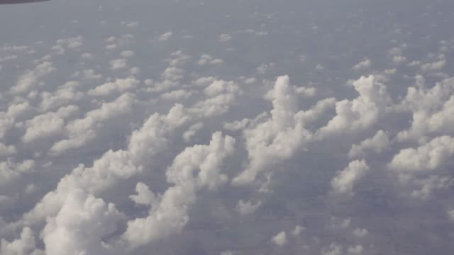 Blick-auf-kleine-Wolken-von-Flugzeug-auf-ländlichen-Gebieten-von-Thailand
