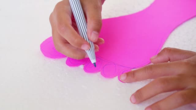 Close-up-Kind-Hände-mit-farbigen-Filzstiften-auf-Papier,-Slow-Motion-in-50-fps-gedreht