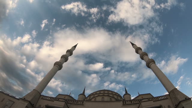 Kocatepe-Moschee-in-Ankara,-Zeitraffer-Video.-Moschee-Minarett-Himmel-und-Wolken