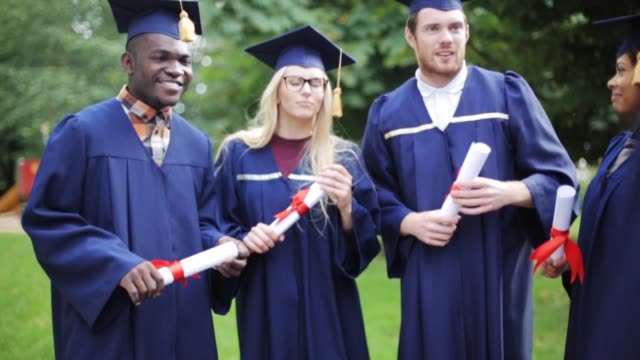 estudiantes-felices-en-juntas-de-mortero-con-diplomas