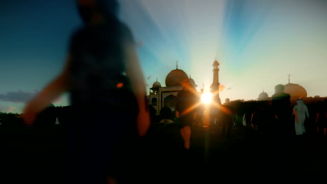 Taj-Mahal-con-turistas-caminando-contra-la-hermosa-puesta-de-sol,-4K