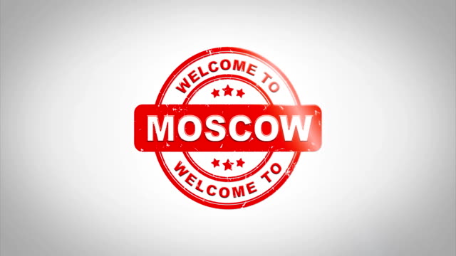Herzlich-Willkommen-in-Moskau-unterzeichnet-Stanzen-Holz-Stempel-Textanimation.-Roter-Tinte-auf-Clean-White-Paper-Oberfläche-Hintergrund-mit-grünen-matten-Hintergrund-enthalten.
