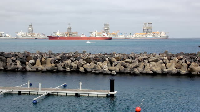 Cargo-ships-and-oil-drilling-platforms-in-Las-Palmas-harbor,-Gran-Canaria