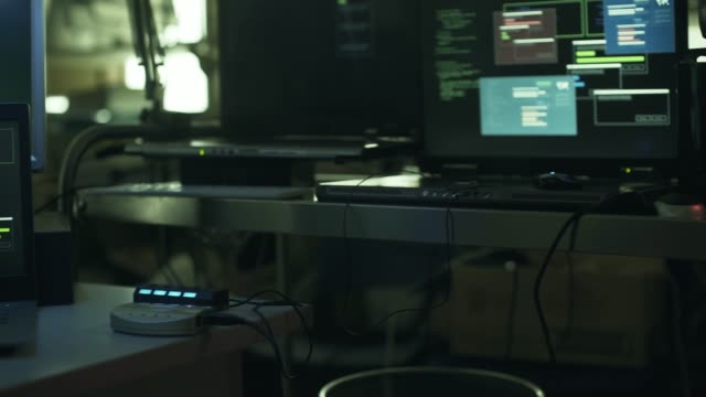 Desarrollador-y-hacker-workstation-con-múltiples-pantallas