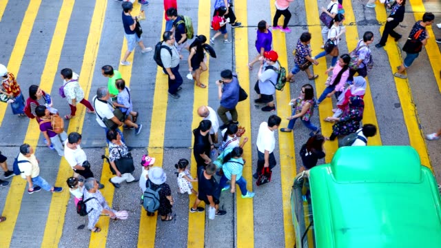 Concurrida-peatonal-y-cruce-de-coches-en-Mong-Kok---lapso-de-tiempo