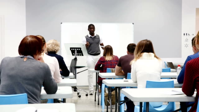 Afrikanische-amerikanische-Mann,-aufmerksame-Erwachsene-Studenten-Vorlesungen