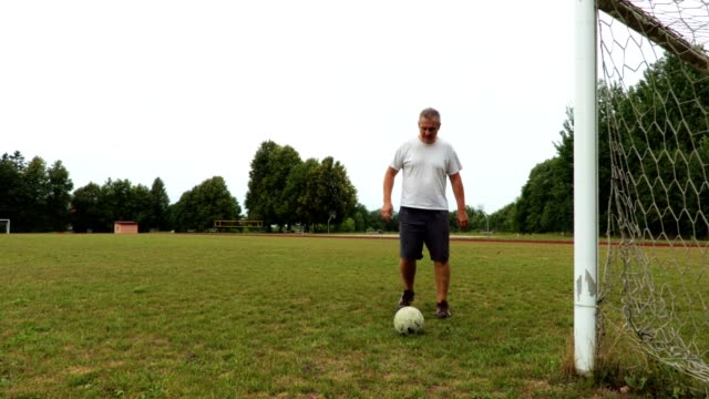 Amateur-tries-to-juggle-with-a-ball