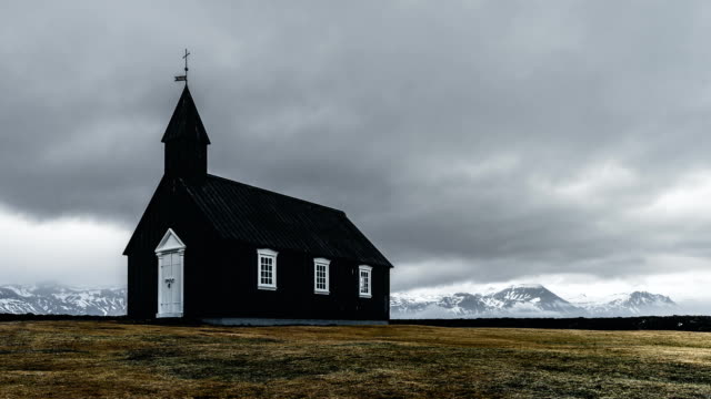 FullHD-Film-video-Zeitraffer-der-schwarzen-Kirche-von-Budir,-Island.-Berühmte-Schwarze-Kirche-von-Budir-auf-Snaefellsnes-Halbinsel-Region-in-Island