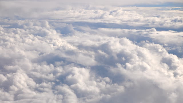 Flug-über-den-Wolken-in-4k